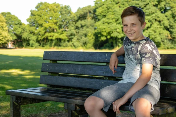 Προ Έφηβος Αγόρι Κάθεται Έξω Μια Ζεστή Καλοκαιρινή Μέρα — Φωτογραφία Αρχείου