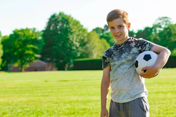 Menino Pré Adolescente Segurando Uma Bola Futebol Parque — Fotografia de Stock