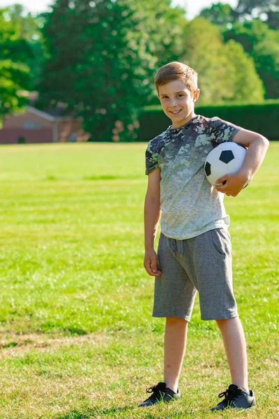 Menino Pré Adolescente Segurando Uma Bola Futebol Parque — Fotografia de Stock