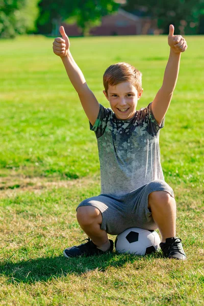 Happy Pre Dospívající Chlapec Sedí Fotbal Vyhrál Zápas Koncept — Stock fotografie