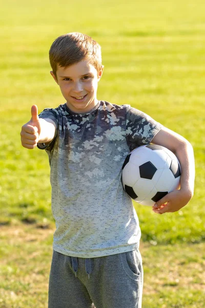 Szczęśliwy Chłopiec Pre Teen Trzymając Piłkę Parku — Zdjęcie stockowe