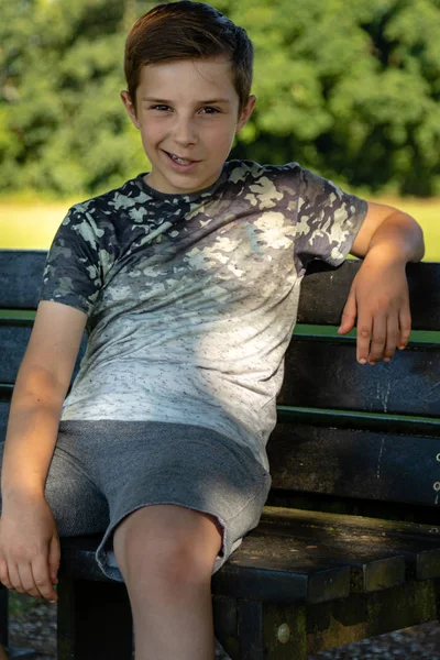 Pre Dospívající Chlapec Sedí Venku Teplý Letní Den — Stock fotografie