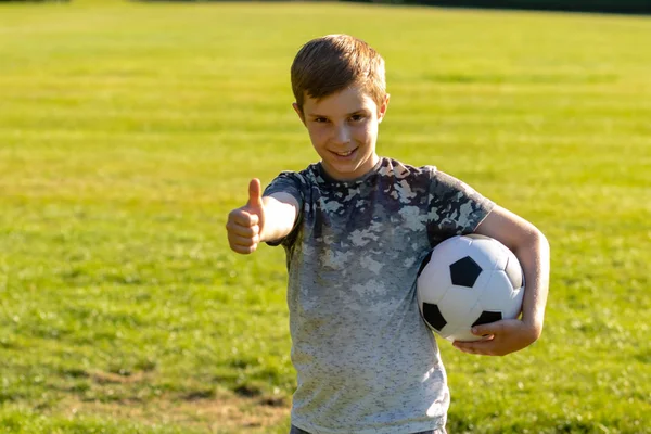 Feliz Menino Pré Adolescente Segurando Uma Bola Futebol Parque — Fotografia de Stock