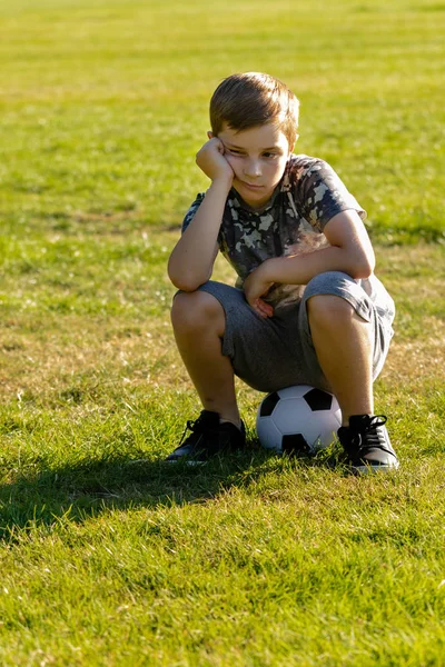 Rapaz Infeliz Sentado Numa Bola Futebol Perdeu Conceito Jogo — Fotografia de Stock