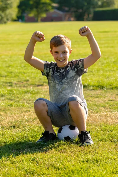 Happy Pre Dospívající Chlapec Sedí Fotbal Vyhrál Zápas Koncept — Stock fotografie