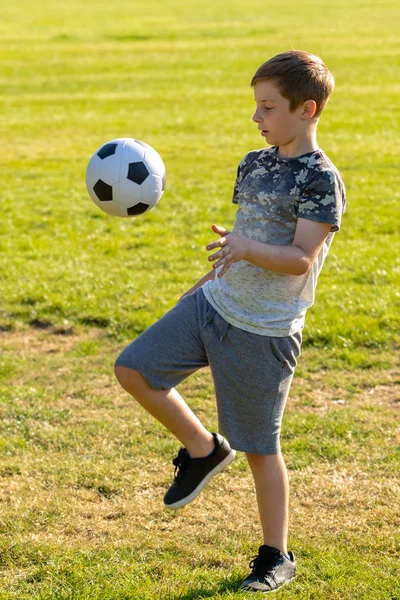 Pra Remaja Bermain Dengan Sepak Bola Taman — Stok Foto