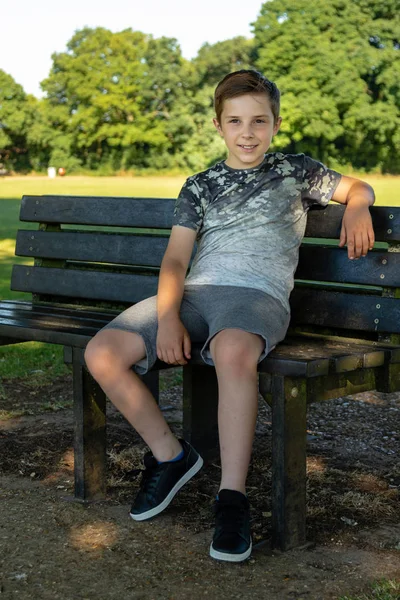 Wstępnie Teen Chłopiec Siedział Zewnątrz Ciepły Letni Dzień — Zdjęcie stockowe