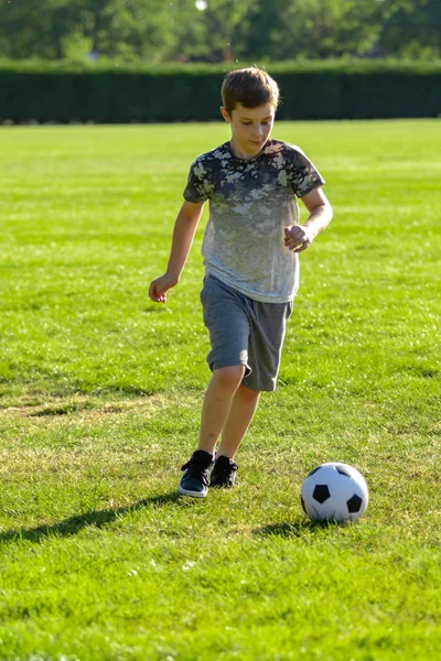 Menino Pré Adolescente Jogando Com Uma Bola Futebol Parque — Fotografia de Stock