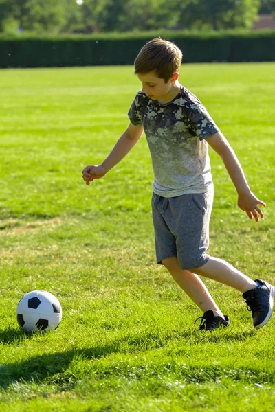 Menino Pré Adolescente Jogando Com Uma Bola Futebol Parque — Fotografia de Stock
