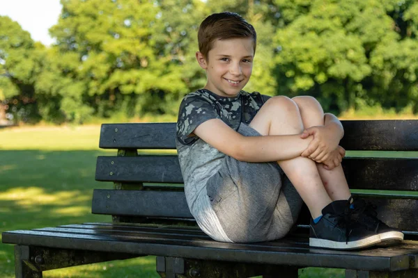 Προ Έφηβος Αγόρι Κάθεται Έξω Μια Ζεστή Καλοκαιρινή Μέρα — Φωτογραφία Αρχείου