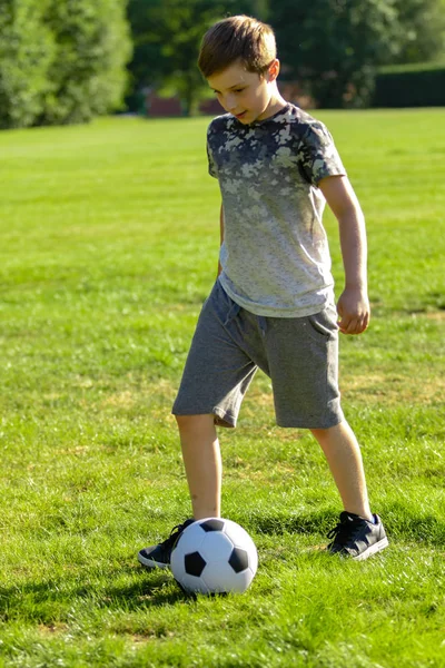 Menino Pré Adolescente Jogando Com Uma Bola Futebol Parque — Fotografia de Stock