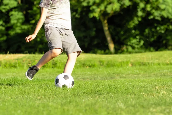 Menino Pré Adolescente Jogando Com Uma Bola Futebol Parque — Fotografia de Stock