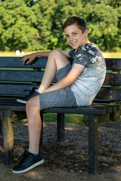Menino Pré Adolescente Sentado Fora Dia Quente Verão — Fotografia de Stock