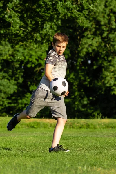 Menino Pré Adolescente Jogando Com Uma Bola Futebol Parque — Fotografia de Stock