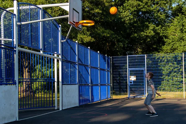 Pré Adolescente Menino Atirando Bola Cesta Parque — Fotografia de Stock