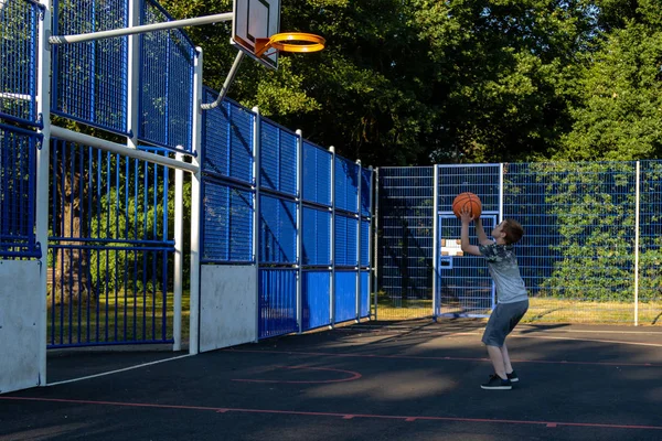 Pré Adolescente Menino Atirando Bola Cesta Parque — Fotografia de Stock