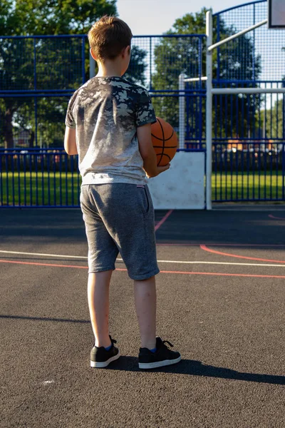 Menino Pré Adolescente Jogando Com Basquete Parque — Fotografia de Stock