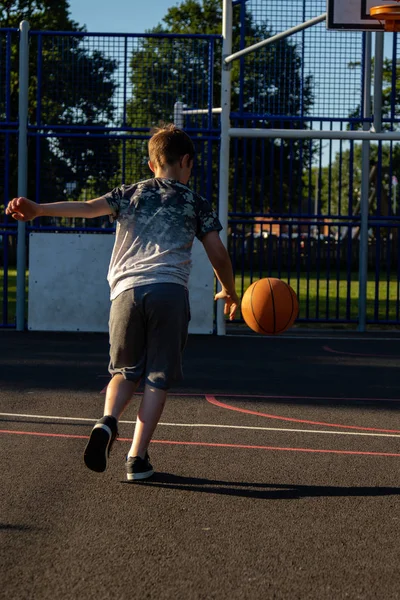 Pre Teen Boy Playing Basketball Park — Stock Photo, Image