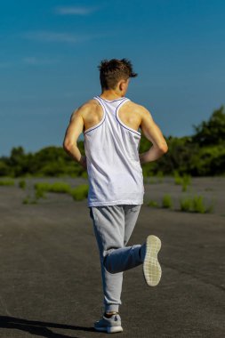 Genç erkek beyaz yetişkin dışında sıcak bir yaz gününde koşu