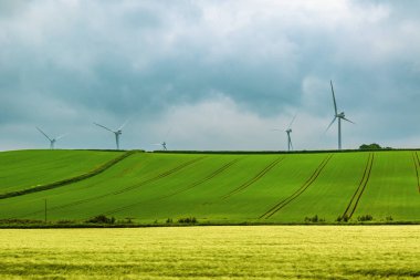 Rüzgar türbinleri üzerinde Dartmoor Milli Parkı, Devon, İngiltere