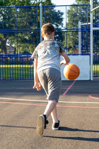 Menino Pré Adolescente Jogando Com Basquete Parque — Fotografia de Stock