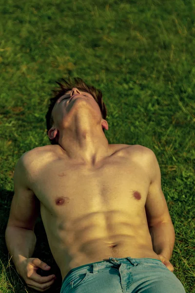 Genç gömleksiz erkek yetişkin güneş sıcak bir yaz gününde döşeme