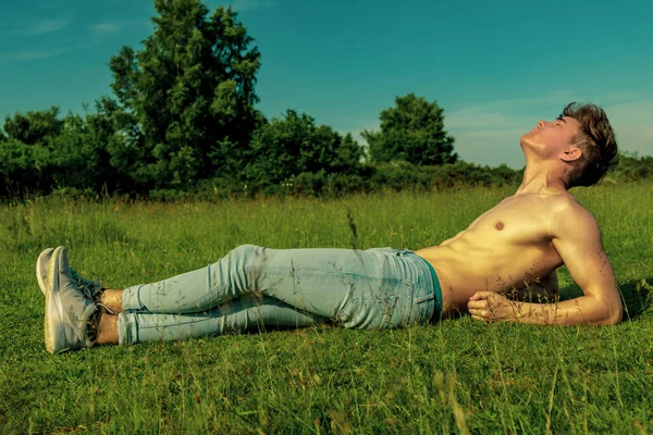 Jovem Homem Sem Camisa Adulto Deitado Sol Dia Quente Verão — Fotografia de Stock