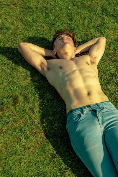 Jovem Homem Sem Camisa Adulto Deitado Sol Dia Quente Verão — Fotografia de Stock