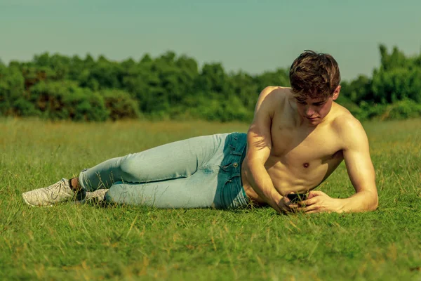 Hemdlose Junge Männliche Dult Mit Dem Handy Einem Warmen Sommertag — Stockfoto