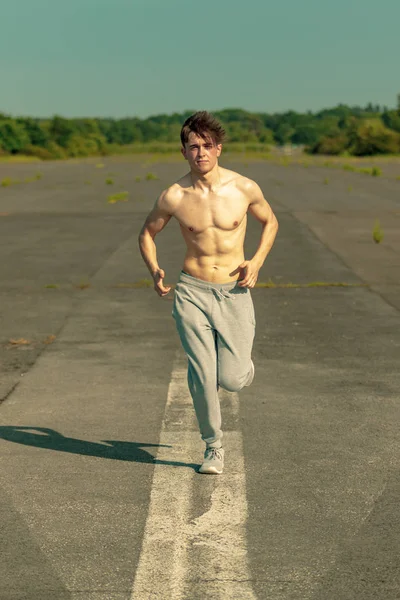 暖かい夏の日に上半身裸でジョギング若い白人の成人男性 — ストック写真