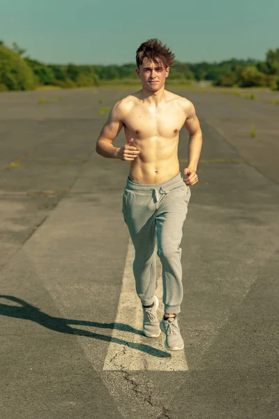 Egy Fiatal Kaukázusi Felnőtt Férfi Jogging Félmeztelen Egy Meleg Nyári — Stock Fotó