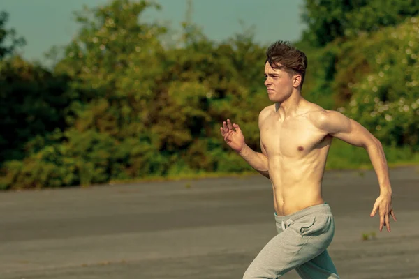 Mladý Bělošský Dospělého Muže Běhání Shirtless Teplý Letní Den — Stock fotografie