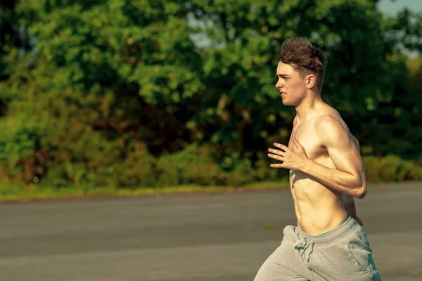 Jovem Caucasiano Adulto Jogging Masculino Sem Camisa Dia Quente Verão — Fotografia de Stock