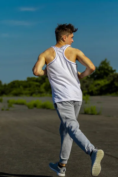 Fiatal Férfi Kaukázusi Felnőtt Jogging Kívül Egy Meleg Nyári Napon — Stock Fotó