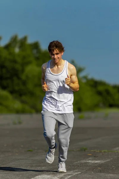 Fiatal Férfi Kaukázusi Felnőtt Jogging Kívül Egy Meleg Nyári Napon — Stock Fotó