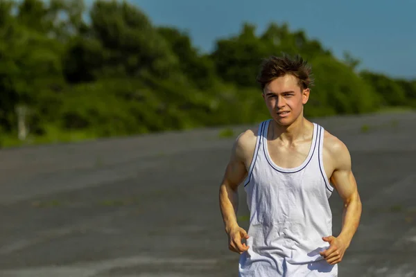 Junge Männliche Kaukasische Erwachsene Joggen Einem Warmen Sommertag Draußen — Stockfoto