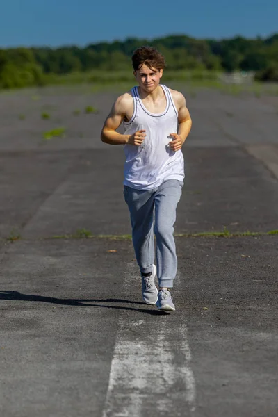 Mladého Dospělého Muže Kavkazské Běhání Venku Teplý Letní Den — Stock fotografie