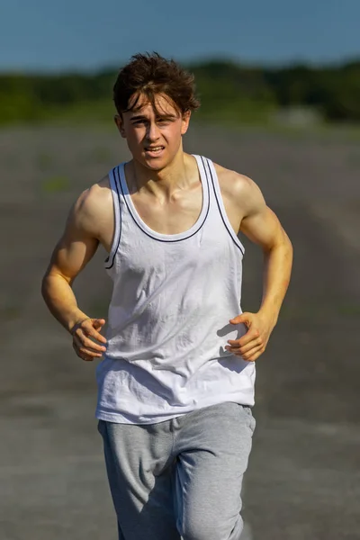 暖かい夏の日に外をジョギング男性白人青年 — ストック写真