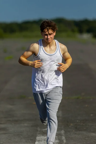 Fiatal Férfi Kaukázusi Felnőtt Jogging Kívül Egy Meleg Nyári Napon — Stock Fotó