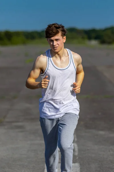 Genç Erkek Beyaz Yetişkin Dışında Sıcak Bir Yaz Gününde Koşu — Stok fotoğraf