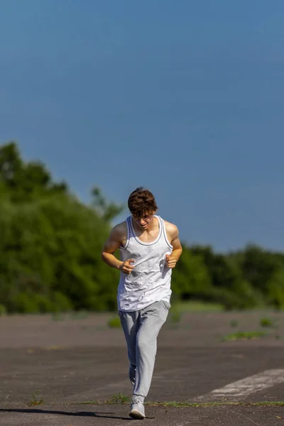 Fiatal Férfi Kaukázusi Felnőtt Jogging Kívül Egy Meleg Nyári Napon — Stock Fotó