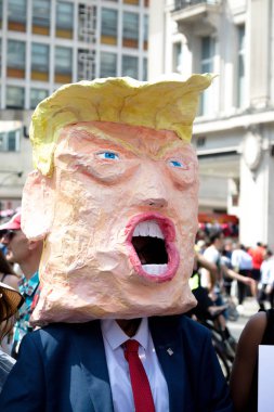 London, Büyük Britanya, 13 Temmuz 2018:Placards Londra'nın merkezinde yürüyen Donald Trump protestocular anti yapılır