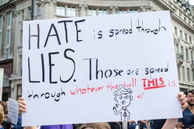 London, Büyük Britanya, 13 Temmuz 2018:Placards Londra'nın merkezinde yürüyen Donald Trump protestocular anti yapılır