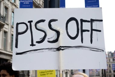 London, Büyük Britanya, 13 Temmuz 2018:Placards Londra'nın merkezinde yürüyen Donald Trump protestocular anti yapılır