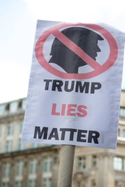 London, Büyük Britanya, 13 Temmuz 2018:Placards Londra'nın merkezinde yürüyen Donald Trump protestocular anti yapılır