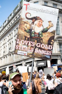 London, Büyük Britanya, 13 Temmuz 2018:Placards Londra'nın merkezinde yürüyen Donald Trump protestocular anti yapılır
