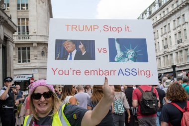 London, Büyük Britanya, 13 Temmuz 2018:Placards Londra'nın merkezinde yürüyen Donald Trump protestocular anti yapılır