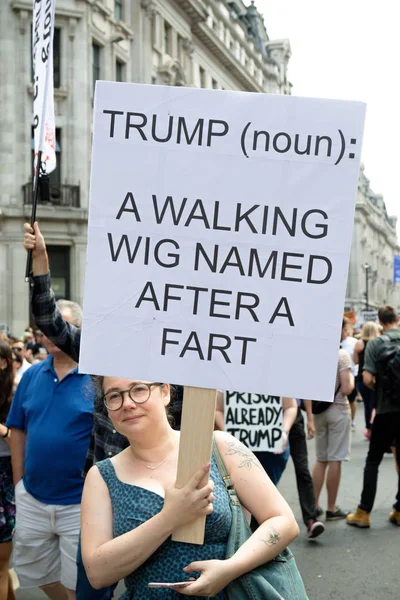 London Storbritannien Juli 2018 Placards Bärs Donald Trump Demonstranter Marscherade — Stockfoto