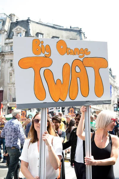 2018 Placards 런던에 도널드 트럼프 시위대 안티에 — 스톡 사진