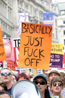London, Büyük Britanya, 13 Temmuz 2018:Placards Londra'nın merkezinde yürüyen Donald Trump protestocular anti yapılır